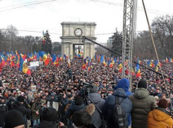 Десятки тысяч протестующих потребовали проведения досрочных выборов не позднее апреля  