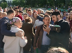 Сторонники отстраненного за симпатии к секс-меньшинствам священника провели митинг в Кишиневе