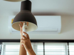 29-летний мужчина умер после того, как ввинтил лампочку