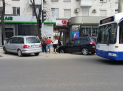 На бульваре Штефана чел Маре автомобиль угодил в яму