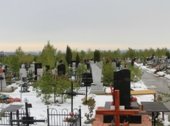 В грязи, снегу и без кричащих нарядов: как молдаване ведут себя на Радоницу