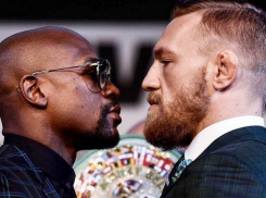 Традиционную «дуэль взглядов» участников главного боя в мире бокса показали на видео 