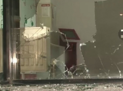 Жестокое разочарование испытали грабители возле разбитой двери супермаркета на Ботанике 