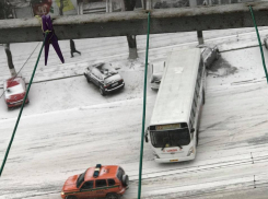 На Негруцци автобус занесло на припаркованные автомобили