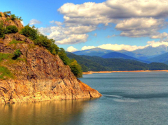 Змея укусила подростка на берегу популярного среди молдавских туристов озера