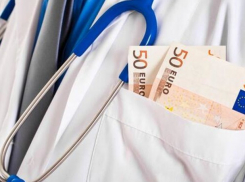 Медику, которого судили за взятку, возместят материальный ущерб