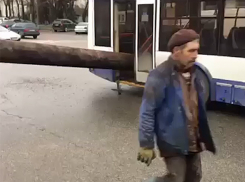 Трубу, прилетевшую из грузовика в троллейбус, сняли на видео в Кишиневе