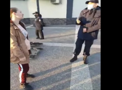Скандал в парке. Женщина отказалась надевать маску по требованию полиции