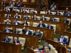 Депутаты ПСРМ пришли на заседание парламента с георгиевскими лентами 