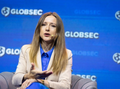 Чиновница, получавшая огромные деньги, отдала последнюю зарплату на благотворительность