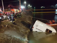 Микроавтобус с 10 румынами рухнул в реку: пассажиры погибли