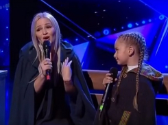 Девочка с хрустальным голосом и ее мама довели до слез жюри румынского конкурса талантов