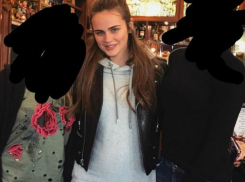 Беременная красавица Ксения Дели показала свой выпирающий животик 