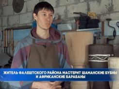 Житель Фалешсткого района мастерит шаманские бубны и африканские барабаны