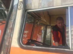 В столкновении троллейбуса с остановкой пострадала девушка, её доставили в больницу