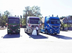 Необычный свадебный кортеж из трех фур проехал по улицам столицы  