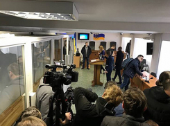 Унизительный досмотр женщин с раздеванием устроили в суде из-за страха Порошенко перед голыми «сиськами»