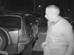 Пенсионер гневно оплевал припаркованные во дворе Кишинева машины, став героем курьезного видео 