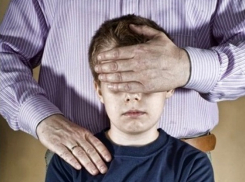 Изнасилования ребенка совершали двое мужчин, заплатившие за это его матери