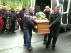 Чудом выжившие в авиакатастрофе члены экипажа пришли на похороны летчиков в Кишиневе