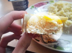 В лицее Кишинёва ученикам подали хлеб с плесенью: родители требуют реакции администрации