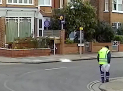 Падение глыбы льда с самолета, чуть не убившей дворника, сняли на видео