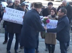 Странный мужчина шокировал Майю Санду публичным предложением выйти за него замуж