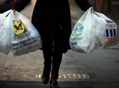 Женщину наказали за выбрасывание в столичный двор мусора и грубую брань в адрес соседа