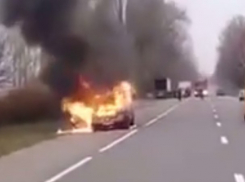 Вспыхнувший как факел автомобиль вблизи Единец снял на видео случайный свидетель