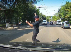 Чудом не попавшего под колеса сотрудника тюрьмы сняли на видео и обматерили в Бельцах