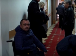 Инвалида-колясочника без рук и ног обвиняют в избиении двух полицейских