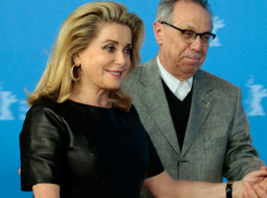 Катрин Денев призвала разрешить мужчинам целовать женщин и трогать их колени 