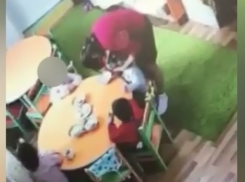 Женщина обвинила воспитателя детсада в жестоком обращении с ее дочерью