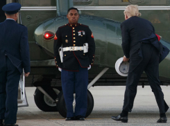 Видео нелепой борьбы Трампа с ветром за фуражку морпеха потрясло Америку