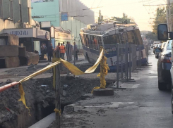 В Кишиневе троллейбус провалился в траншею