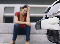 Девушка разбила Chrysler бывшего мужа, уличив его в походах по барам в Бендерах