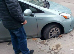 Жуткая карма: автомобиль провалился под асфальт на тротуаре в центре Кишинева