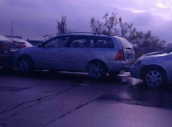 Цепное столкновение автомобилей спровоцировало пробку по мосту в Кишиневе