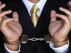 Столичного адвоката задержали за вымогательство 6500 евро у женщины, которой он пообещал оставить детей за ней