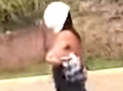 Прогулку обнаженной девушки с юбкой на голове вдоль трассы сняли на видео