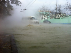 Столичную улицу затопило горячей водой