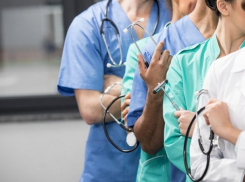 250 тысяч за работу в селе: власти стимулируют молодых врачей