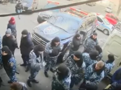 Массовую драку охранников конкурирующих фирм в центре Одессы сняли на видео