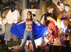 Украинка показала обнаженную грудь Папе Римскому, призвав уважать лесбиянок