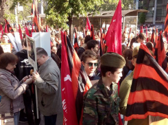 Тысячи граждан собрались в сквере Театра оперы и балета, началось построение колонны