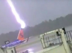 Чудовищный удар молнии в лайнер и сотрудника аэропорта попал на видео 