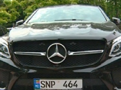 Люксовый Mercedes заметили у молдавского депутата, год назад похоронившего сына