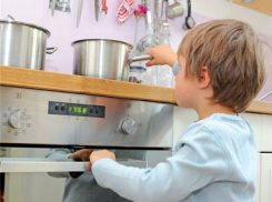 Девятилетний мальчик опрокинул на себя с газовой плиты кастрюлю с кипятком