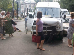 Маршрутка врезалась в автомобиль в центре Кишинева, пострадали люди