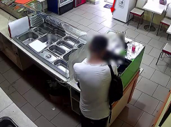 Зашел в пустую кебабную и вышел с телефоном: действия злоумышленника зафиксировали камеры наблюдения 